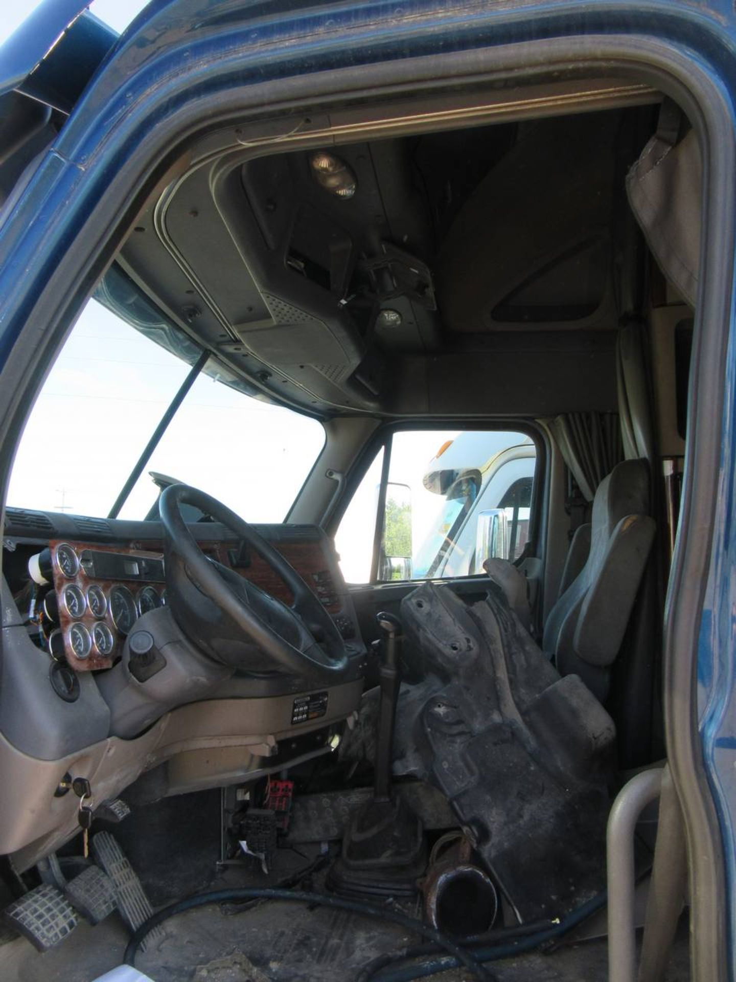 2011 Freightliner Cascadia-CA125 Tractor - Image 6 of 8