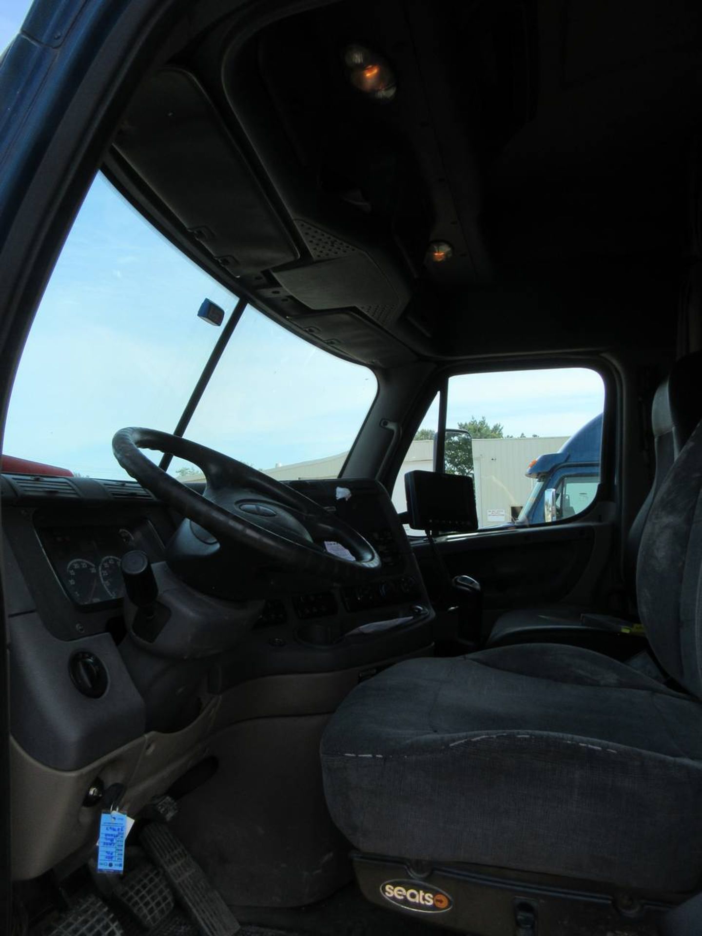 2011 Freightliner Cascadia-CA125 Tractor - Image 7 of 10