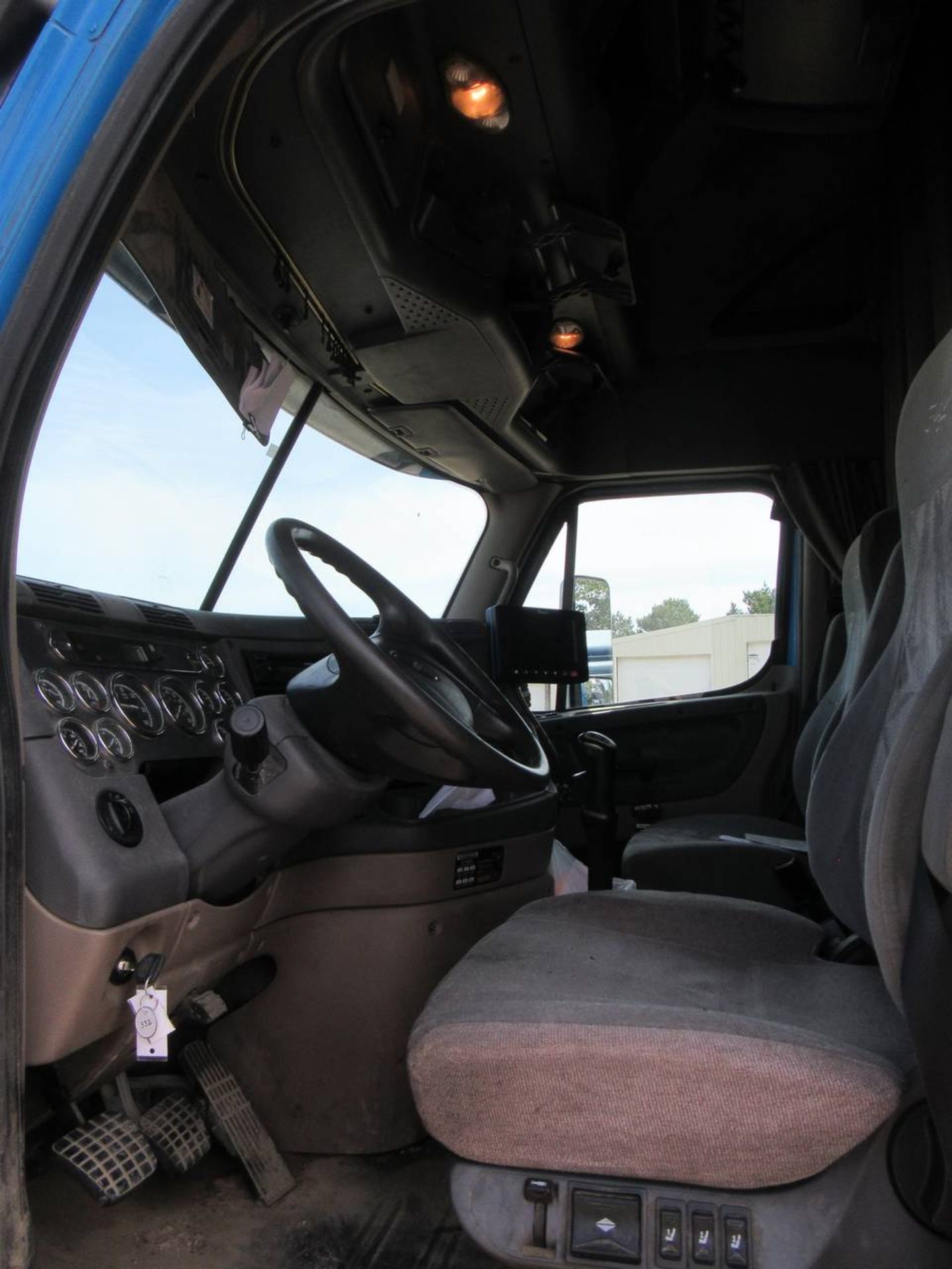 2012 Freightliner Cascadia Tractor - Image 7 of 10