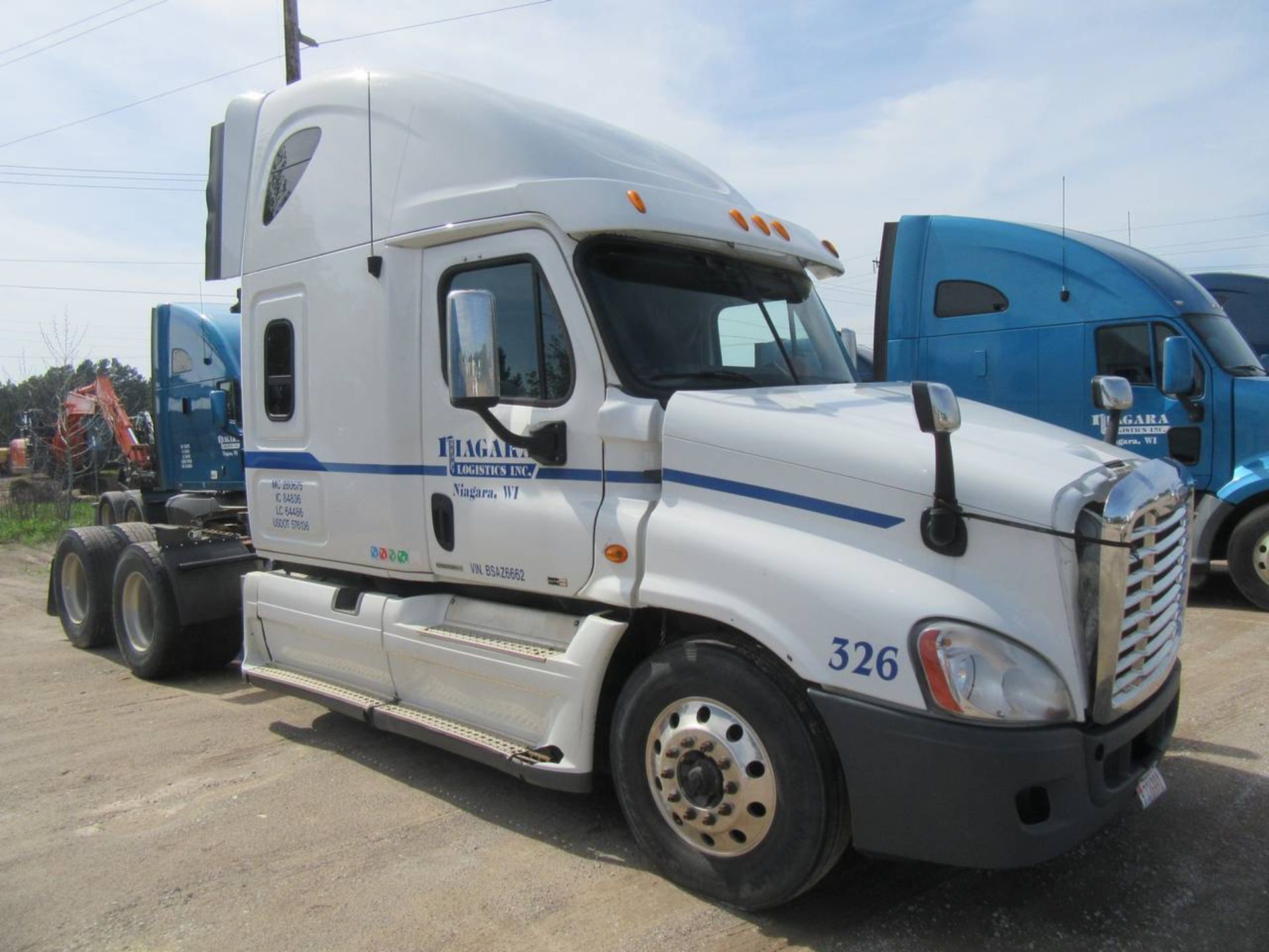 2011 Freightliner Cascadia-CA125 Tractor - Image 3 of 10