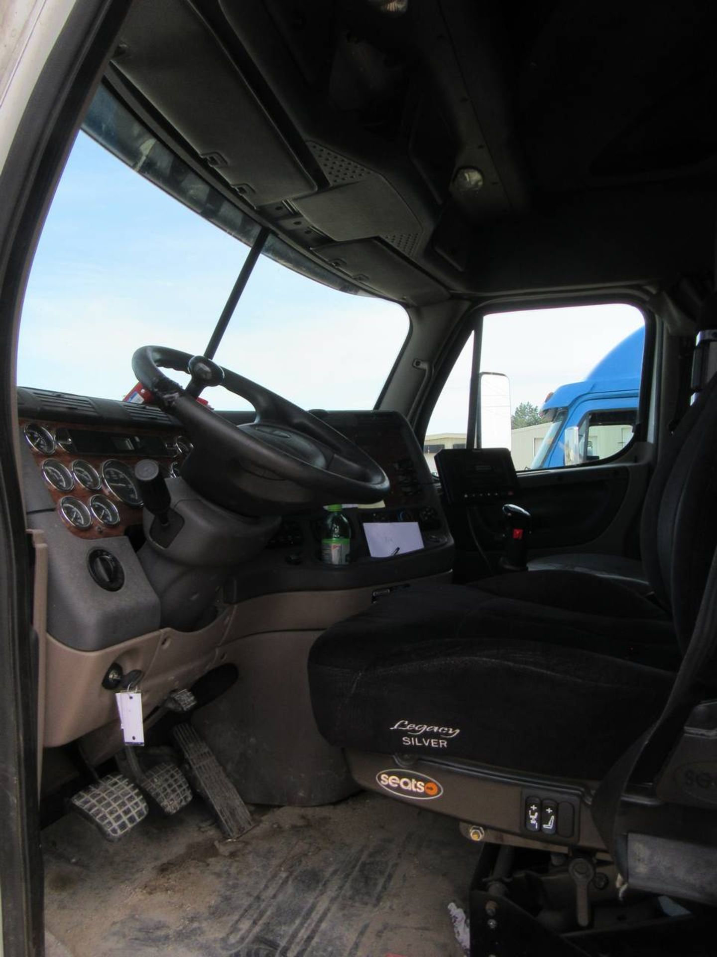 2011 Freightliner Cascadia-CA125 Tractor - Image 7 of 10