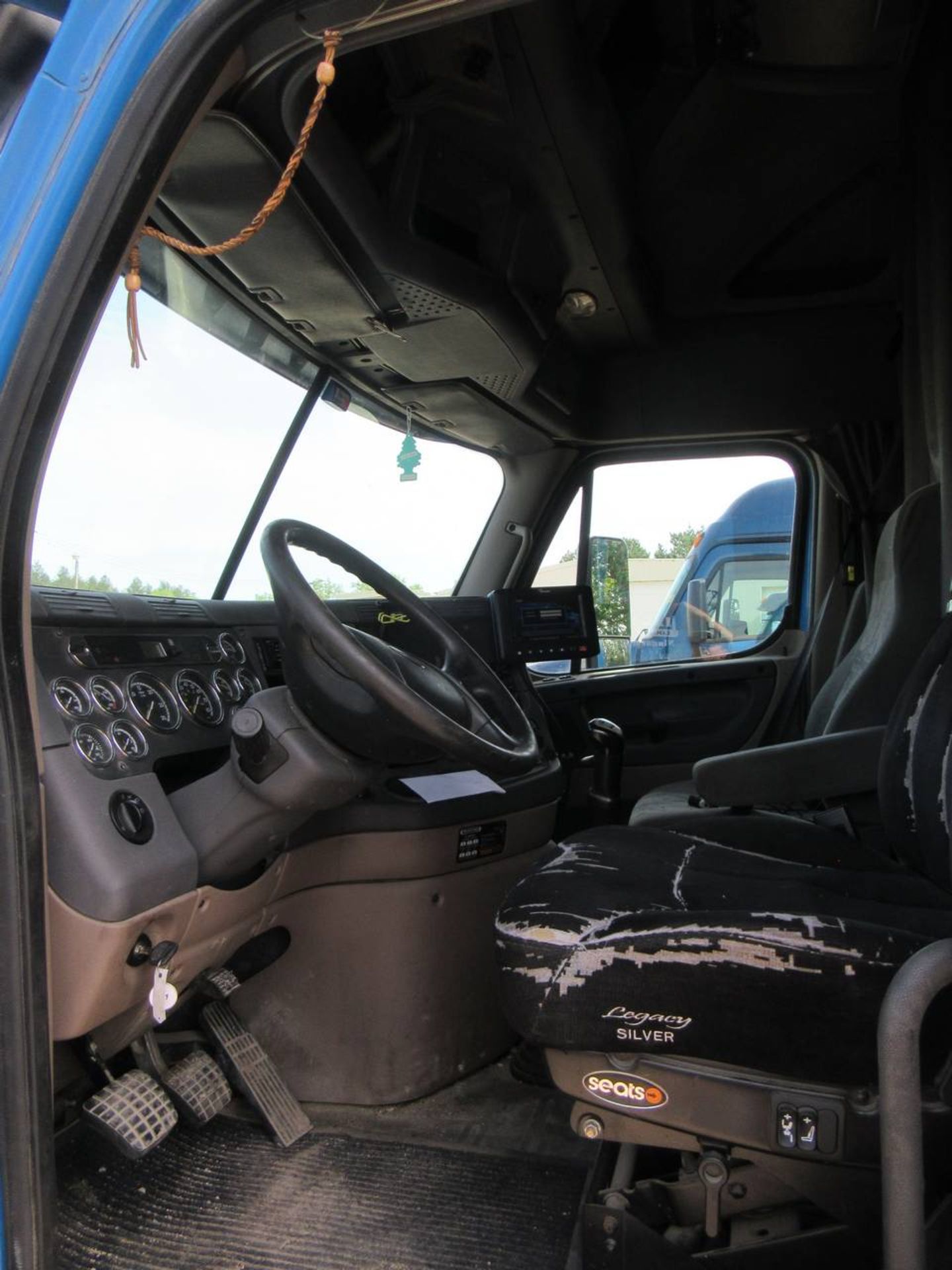 2012 Freightliner Cascadia Tractor - Image 7 of 10