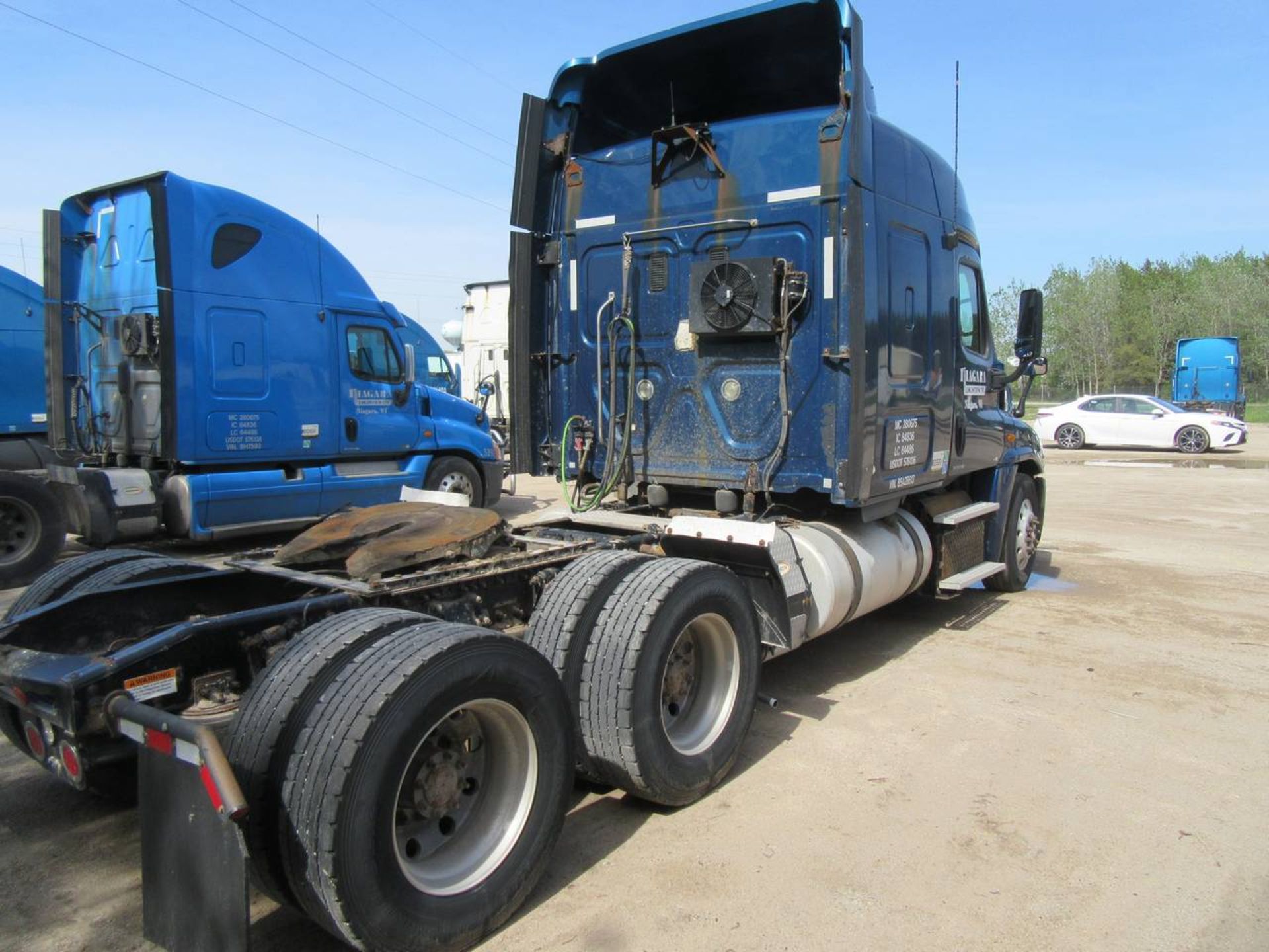 2011 Freightliner Cascadia-CA125 Tractor - Image 4 of 10