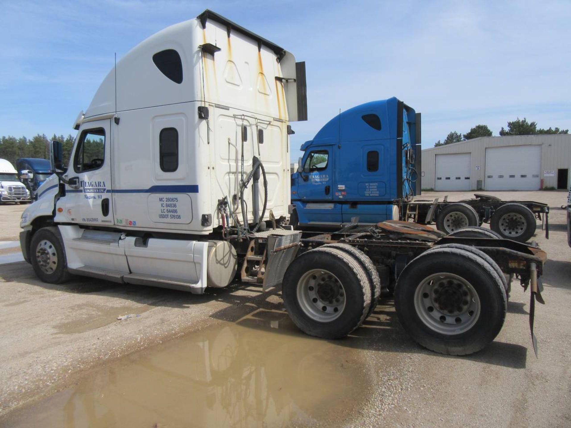 2011 Freightliner Cascadia-CA125 Tractor - Image 6 of 10