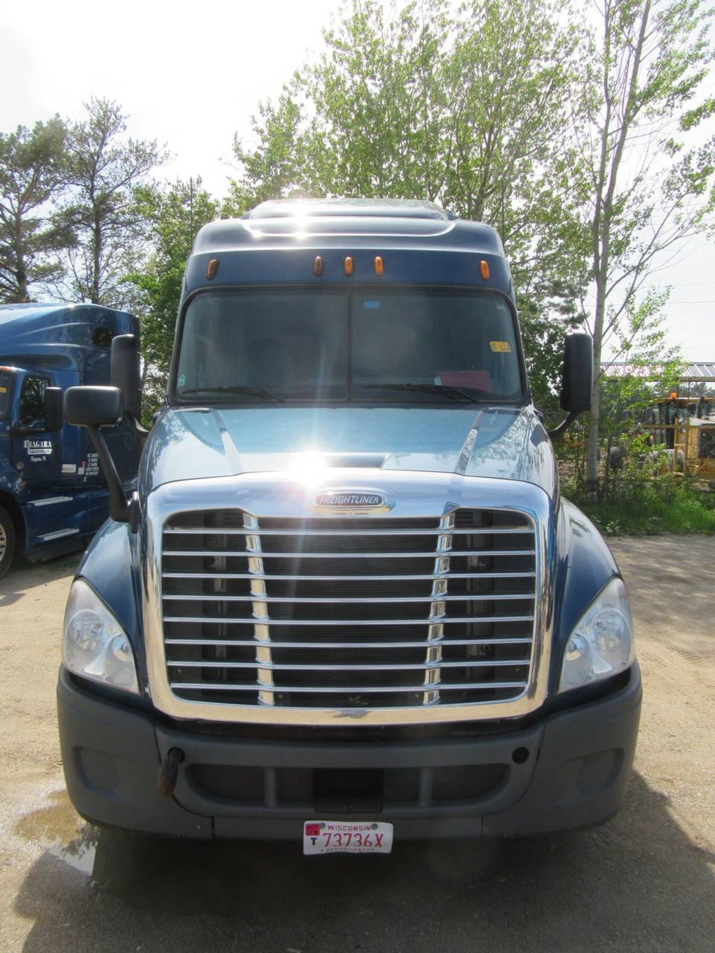2011 Freightliner Cascadia-CA125 Tractor - Image 2 of 10