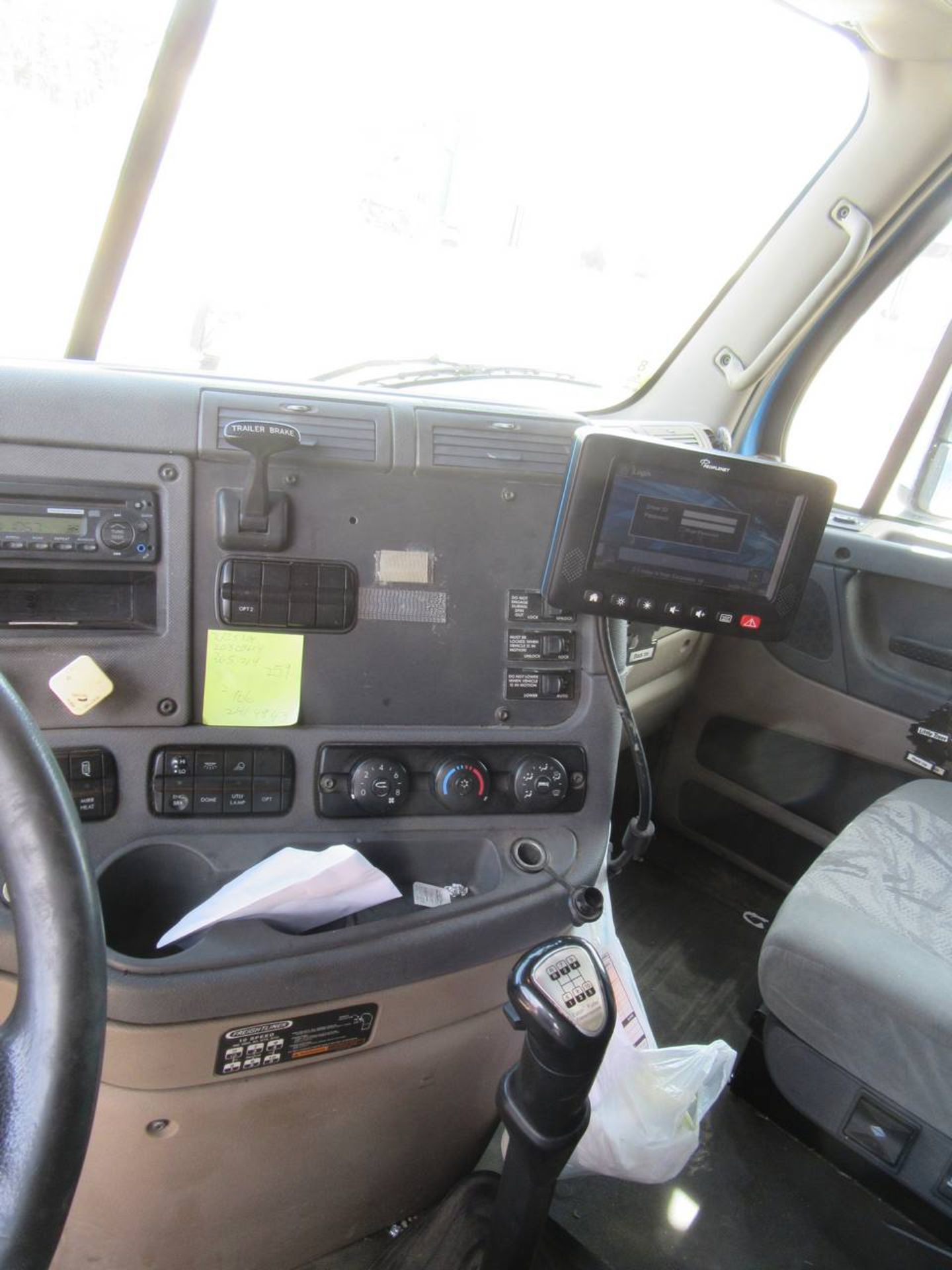 2012 Freightliner Cascadia Tractor - Image 9 of 10