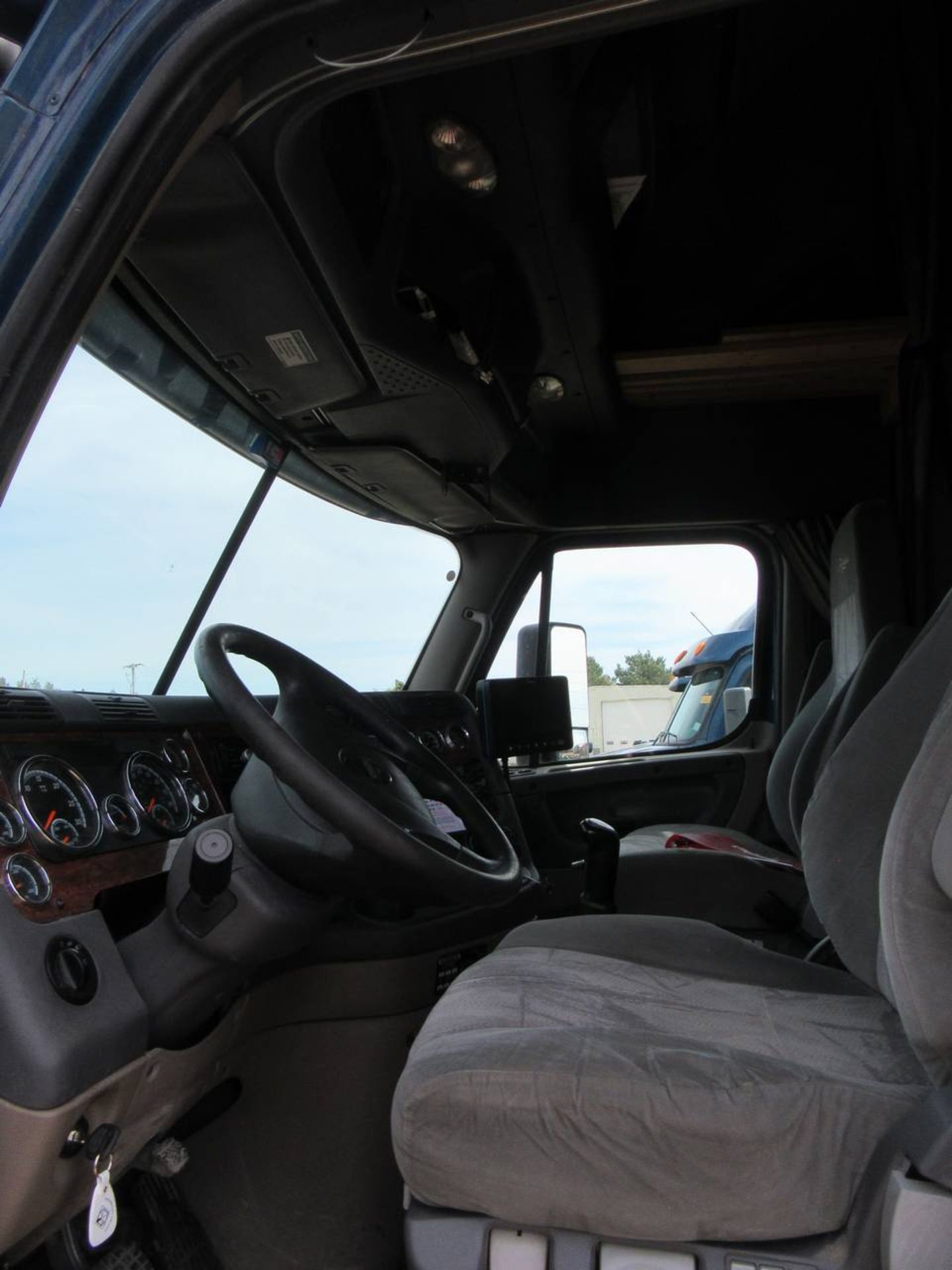 2015 Freightliner Cascadia Evolution-CA125SLP Tractor - Image 7 of 10