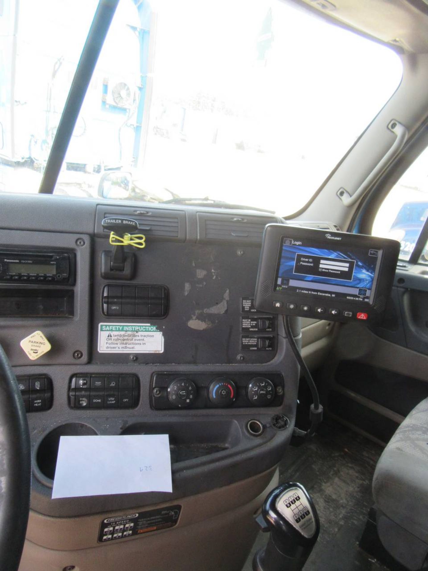 2012 Freightliner Cascadia Tractor - Image 8 of 10