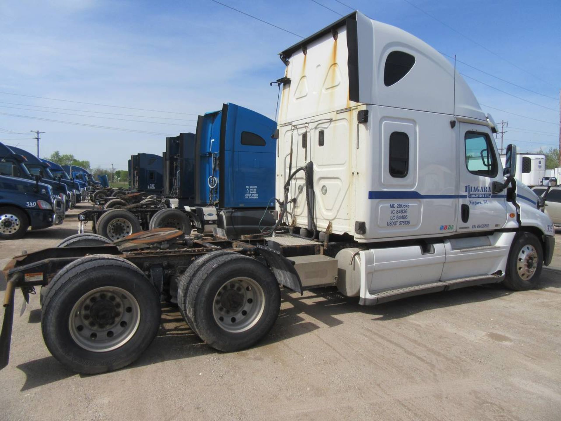 2011 Freightliner Cascadia-CA125 Tractor - Image 4 of 10
