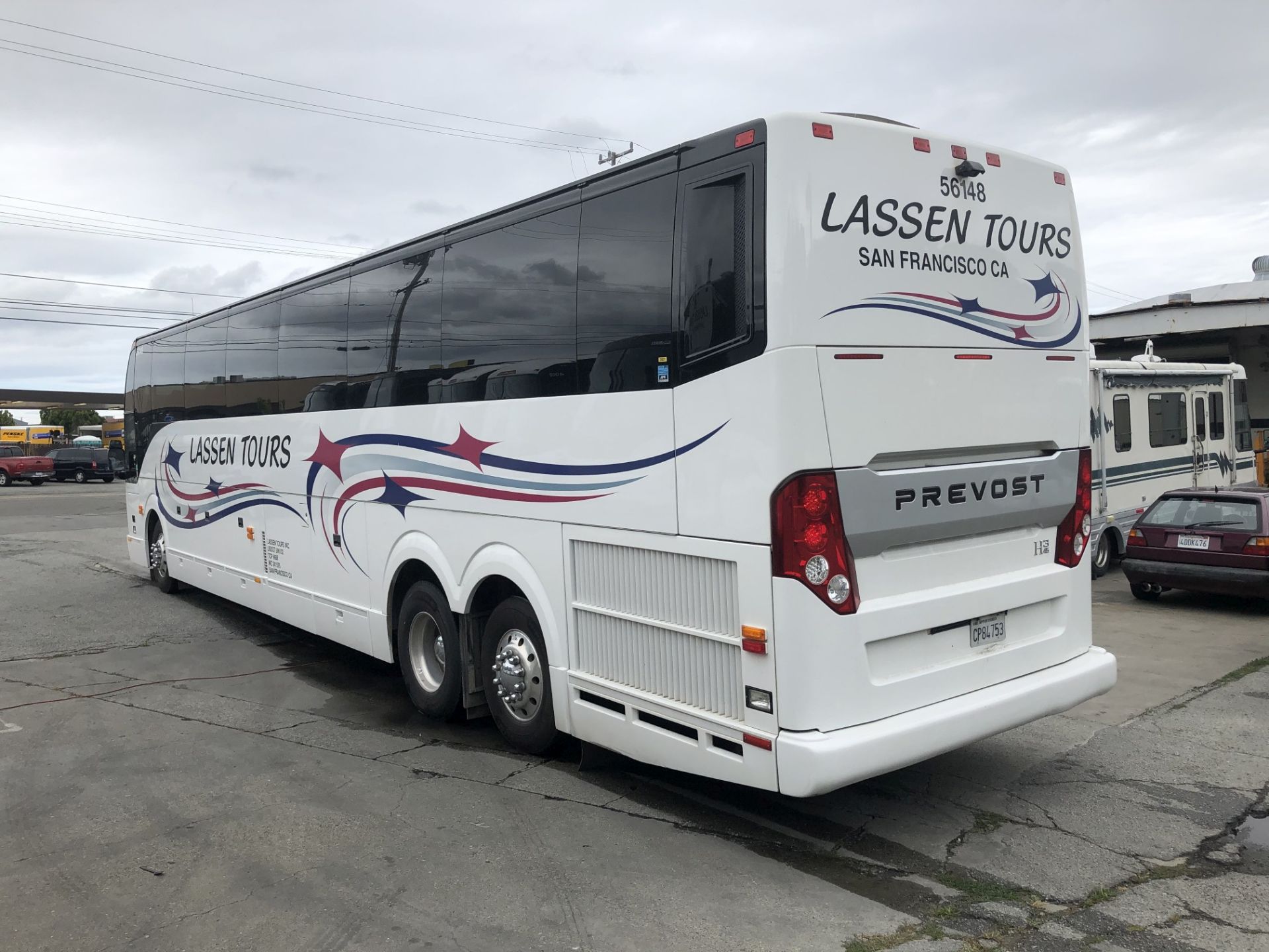 2014 Prevost H3-45 Charter Bus, 56 Seats, Volvo Engine, Allison Transmission, Odometer Read: 478,268 - Image 6 of 11