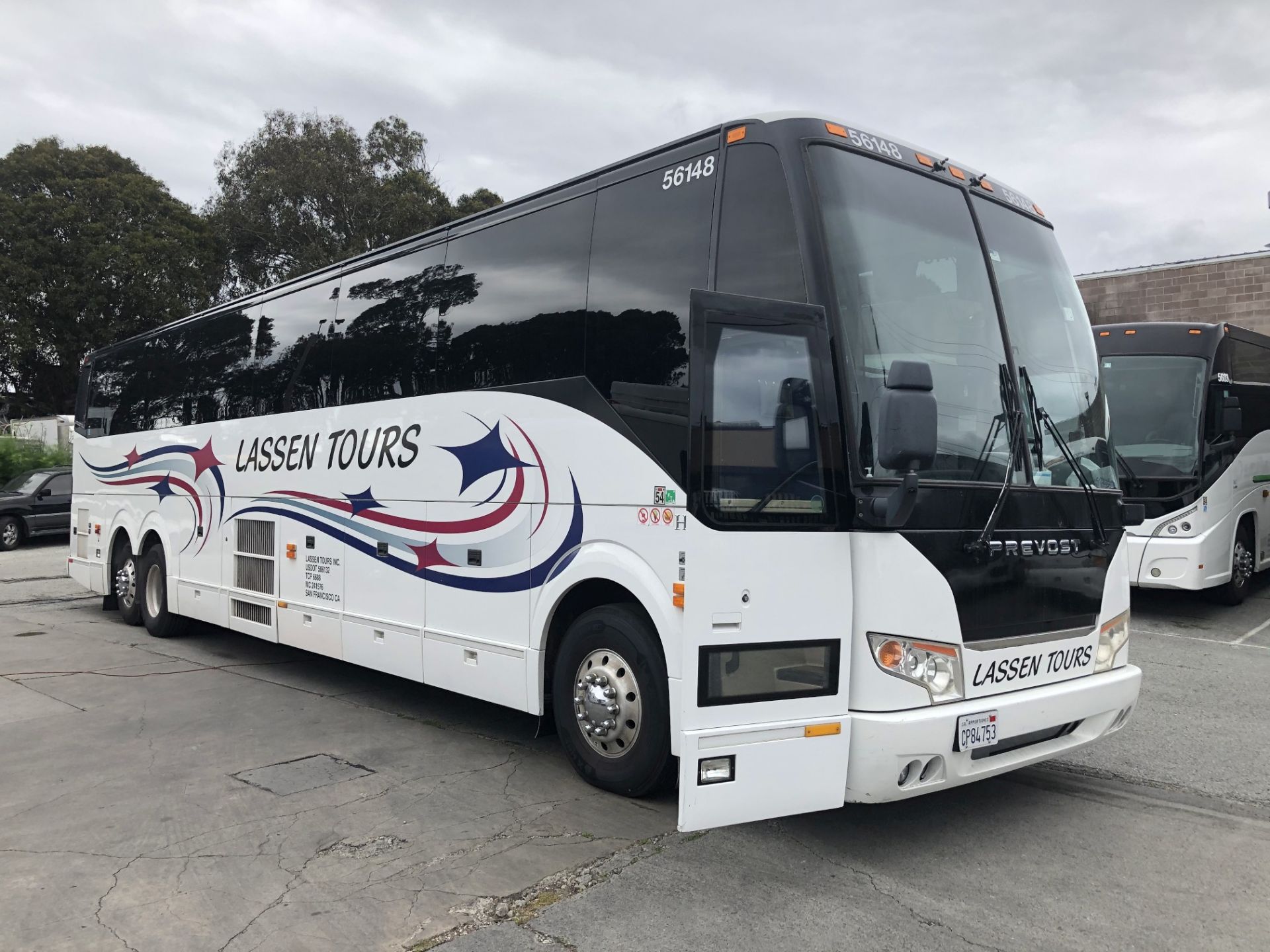 2014 Prevost H3-45 Charter Bus, 56 Seats, Volvo Engine, Allison Transmission, Odometer Read: 478,268 - Image 3 of 11