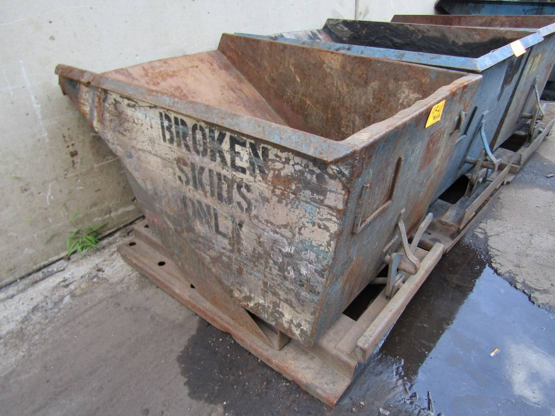 Self-Dumping Hopper