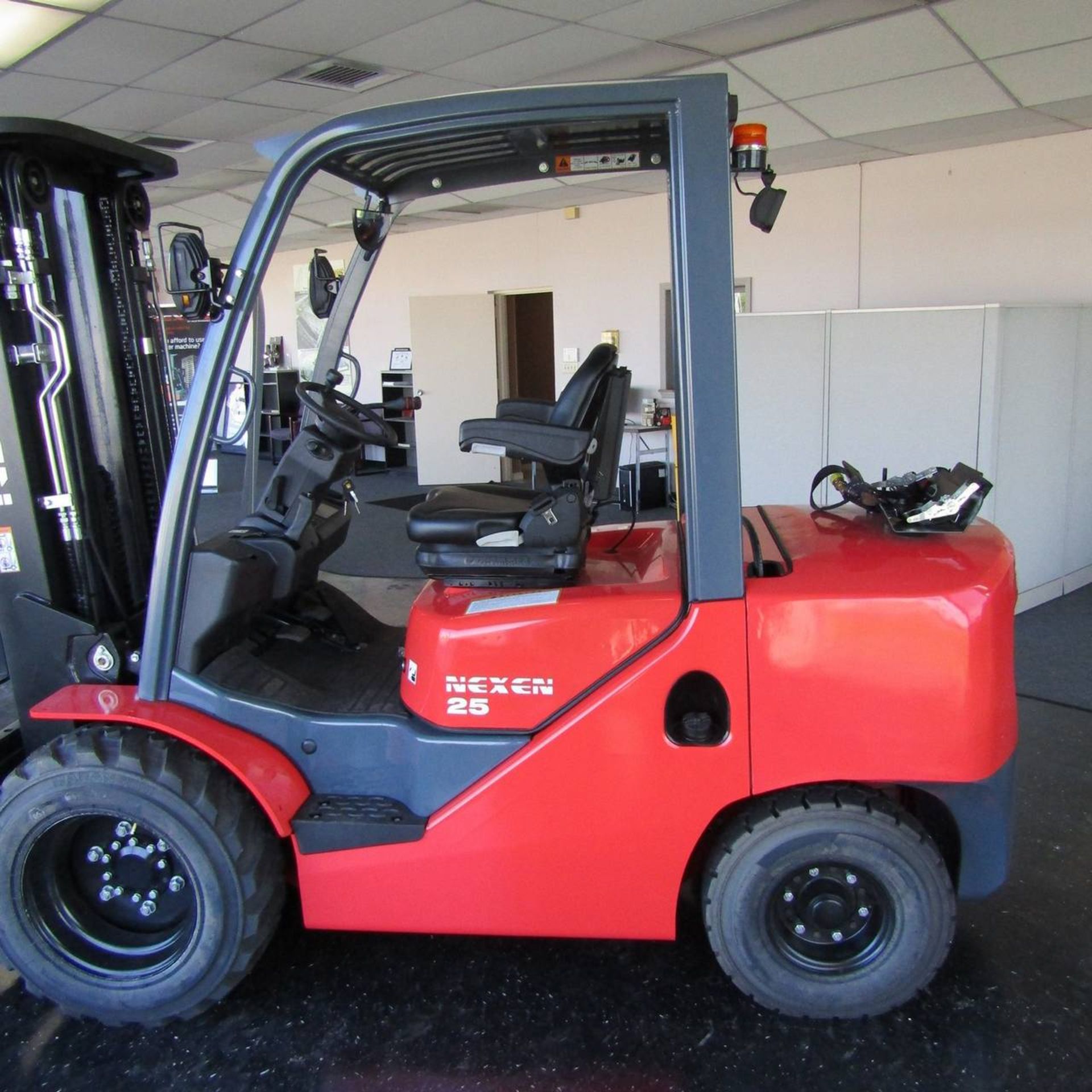 2019 Nexen FGL25SRT Propane Fork Lift - Image 4 of 6