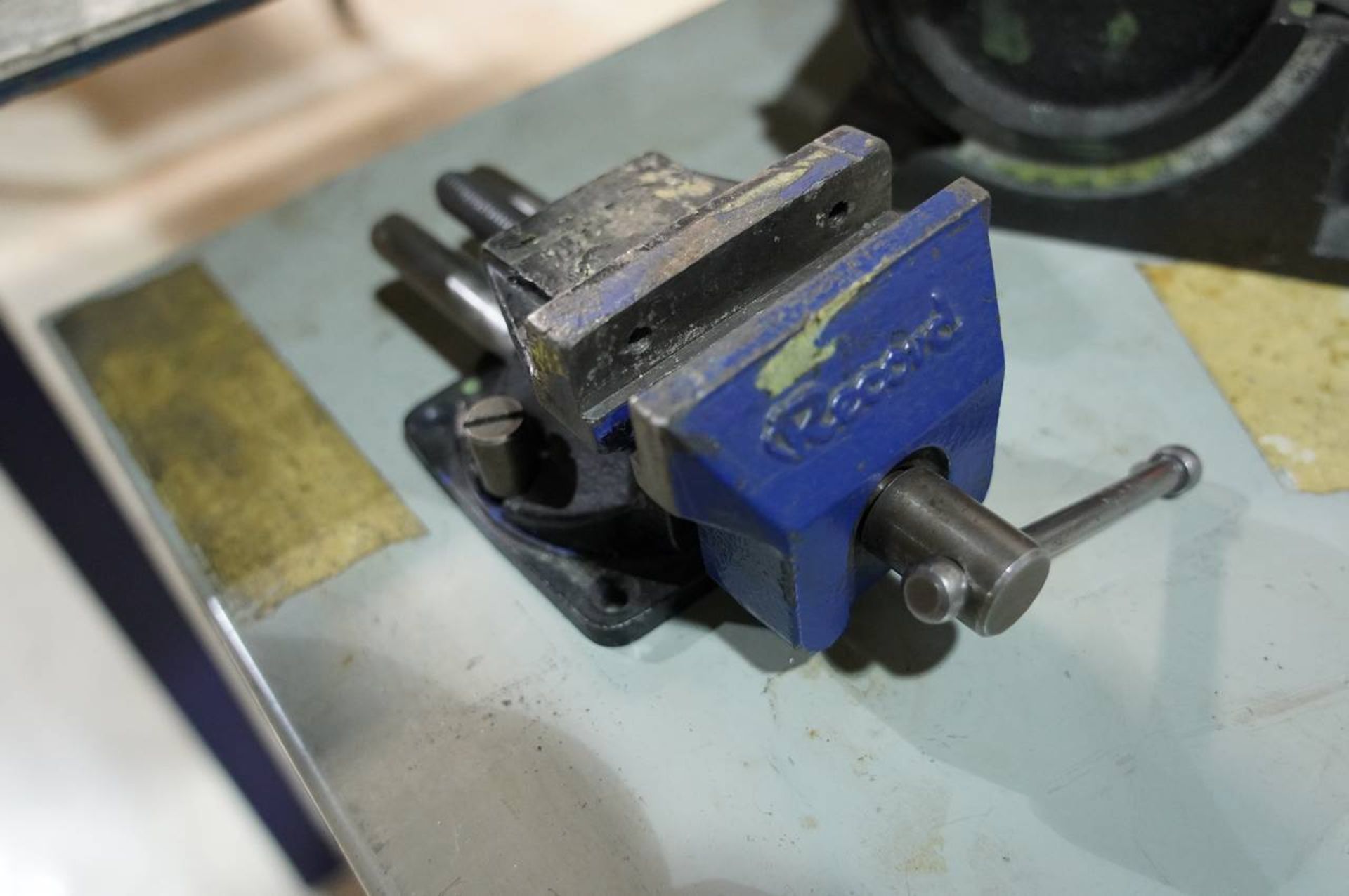 Record 4 '' Combination Vise and 3 1/2'' Bench Top Vise - Image 4 of 4