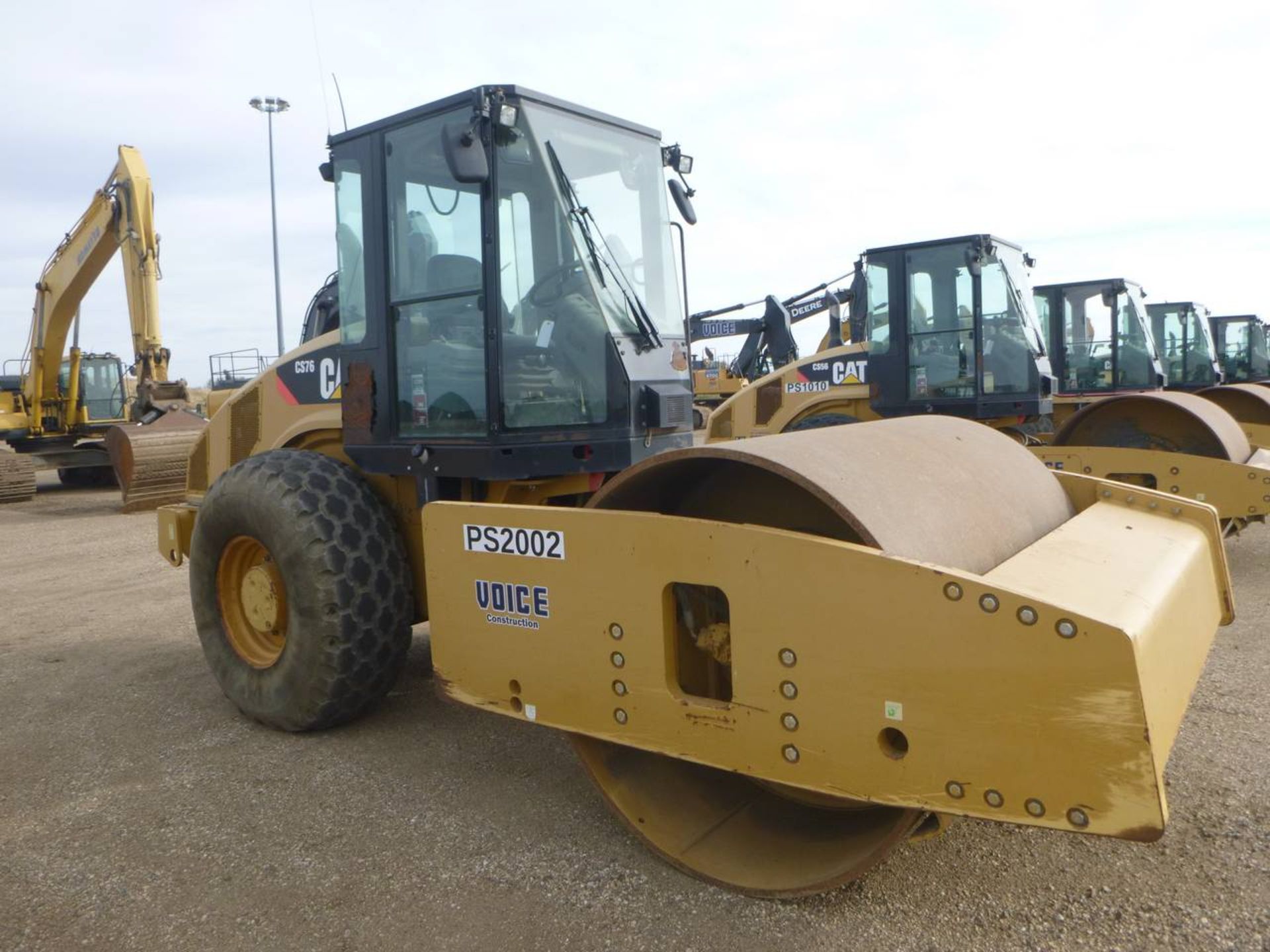 2011 Caterpillar CS76 Compactor - Image 2 of 9