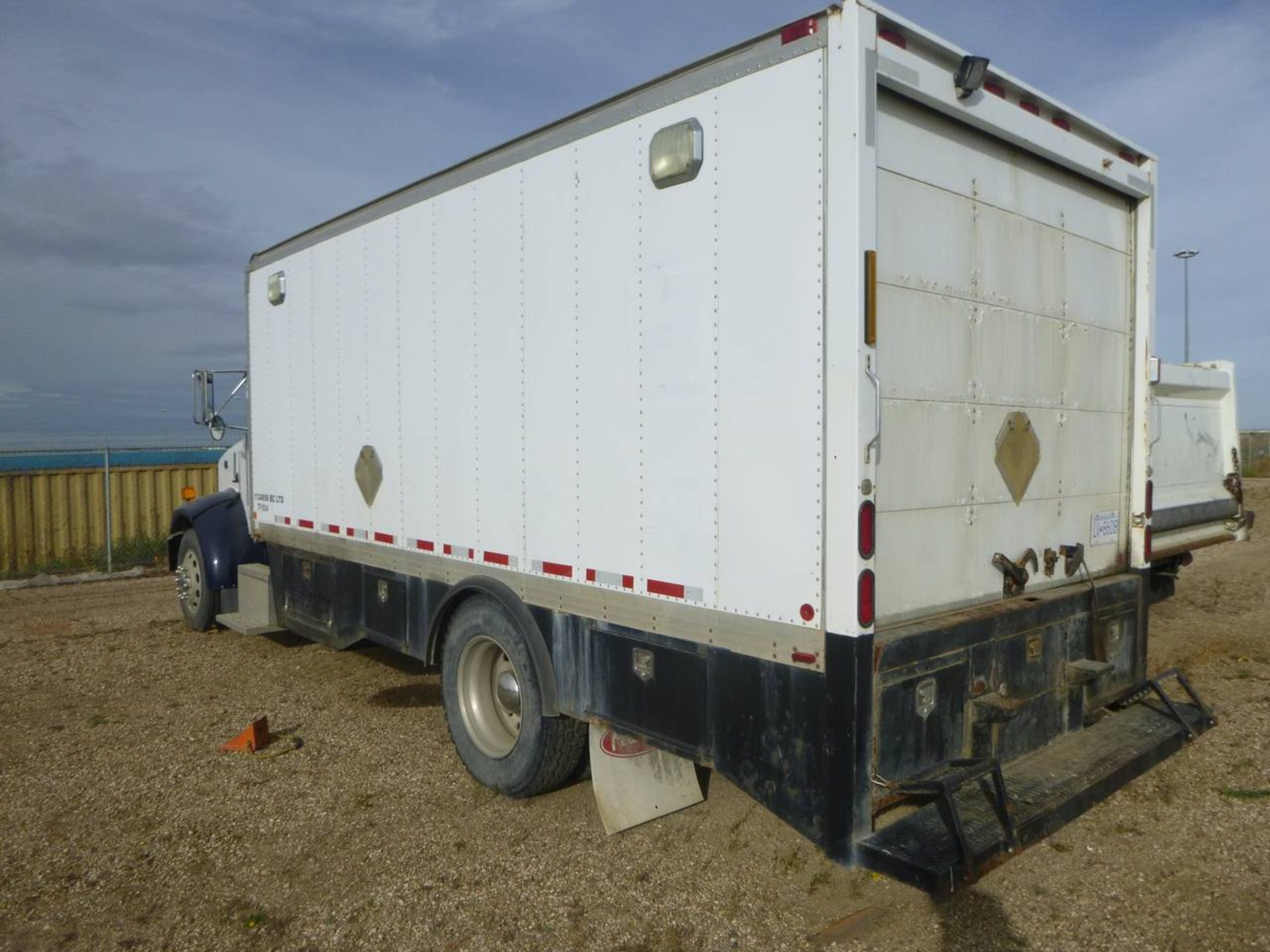 2005 Peterbilt 330 Lube Truck - Image 4 of 21