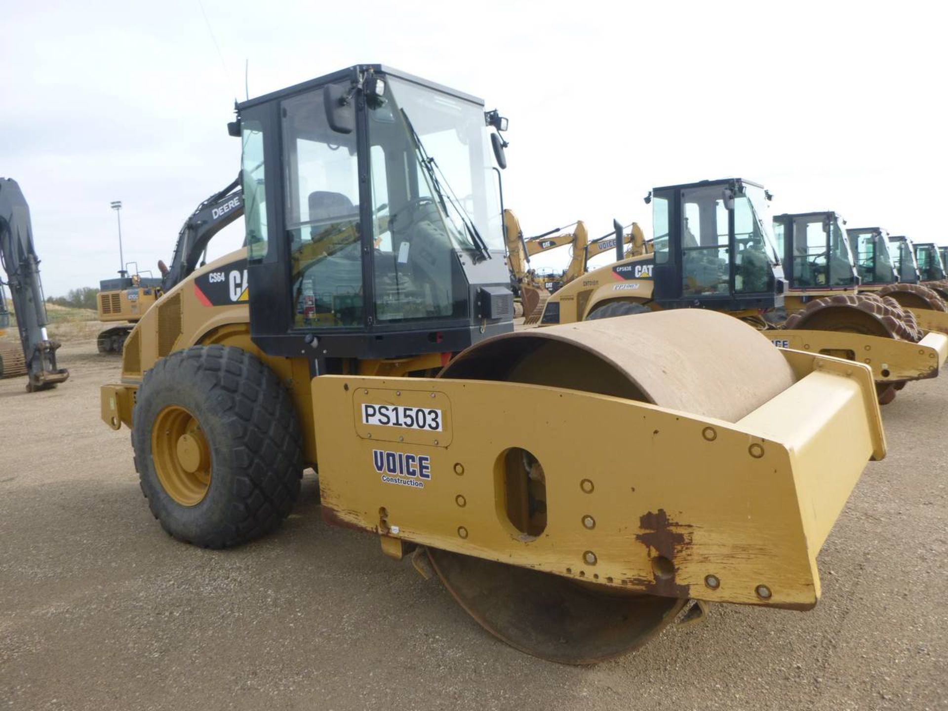 2011 Caterpillar CS64 Compactor - Image 2 of 9