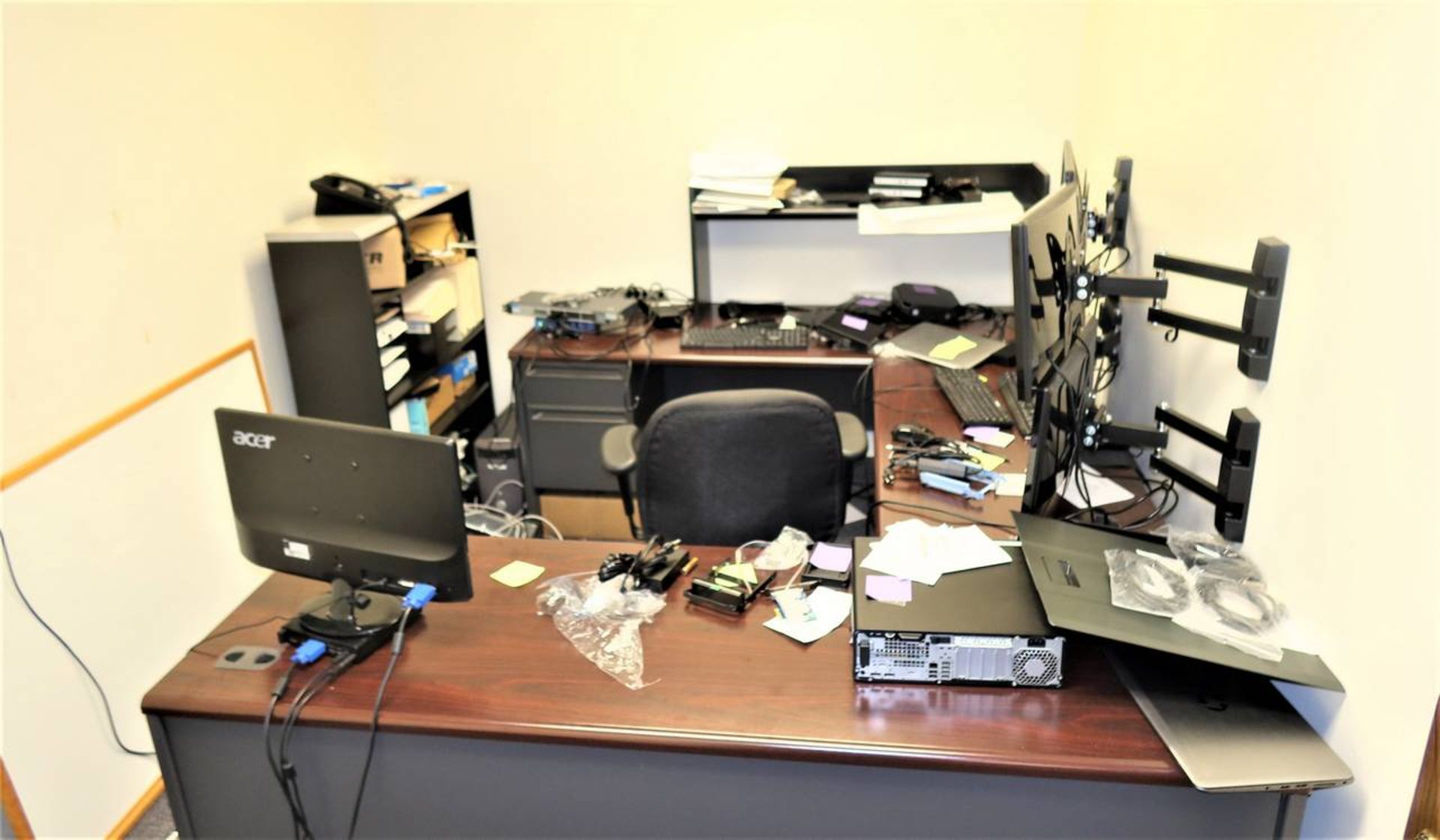 Contents Of Office It Room