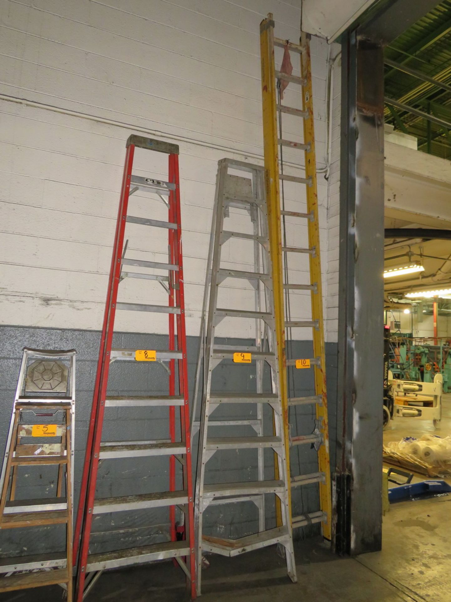 Extension Ladder Fiberglass, 30' [Loc: Church Hill]