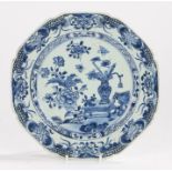 Chinese porcelain plate, Qing dynasty, 19th Century, in blue and white decorated with a vase on a