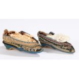 Pair of Chinese silk shoes, Qing dynasty, of small proportions, decorated with flowers, 12cm