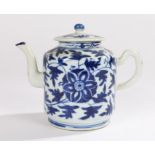 Chinese blue and white porcelain tea pot, Qing dynasty, the body with leaf and foliate decoration,