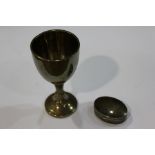 Silver egg cup, small silver pill pot and cover, 1.2oz (2)
