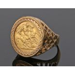 9 carat gold mounted Half Sovereign ring, George V Half Sovereign, 1915, 11 grams, ring size T