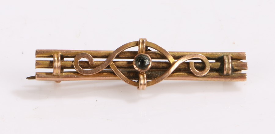 9 carat gold brooch, formed from three bars with central clear paste and scroll decoration, 1.9g
