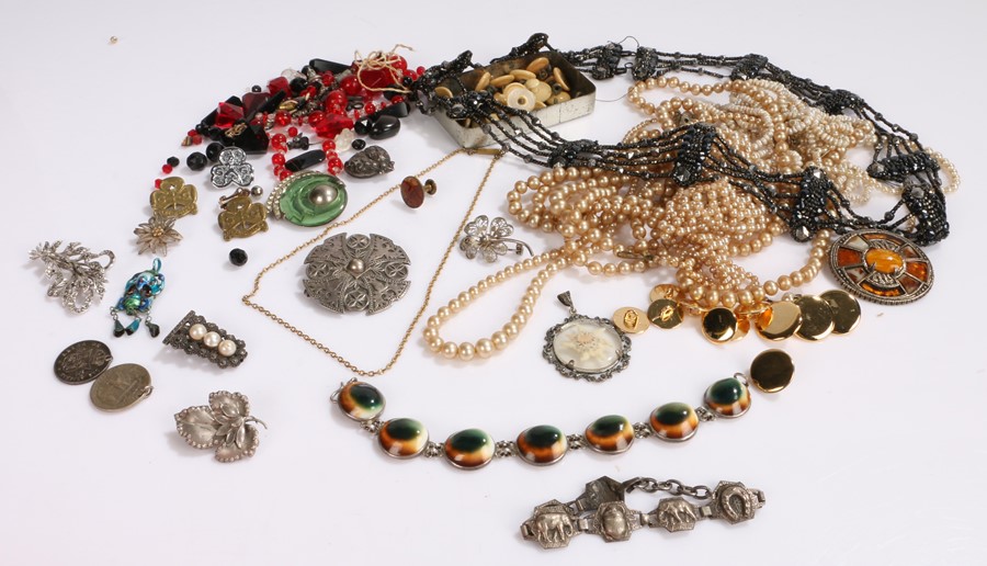 Costume jewellery, to include bead necklaces, brooches, bracelets, pendants etc. (qty)