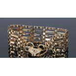 9 carat gold gate bracelet, with gate links and padlock clasp, 26.1 grams