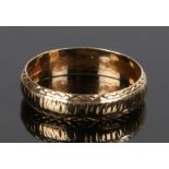 9 carat gold wedding band, with a decorated shank, 2,4 grams, ring size R