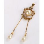 Gold coloured metal pendant, with central round pearl and with two hanging teardrop form pearls, 4g