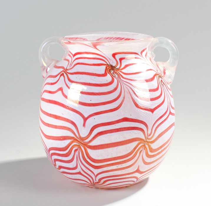 Sergio Rossi Murano glass vase, the exterior decorated in white and pale red dropped line - Image 2 of 2