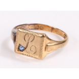 9 carat gold signet ring, the rectangular head initialled L and set wit a blue stone, ring size Q,