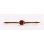 9 carat gold brooch set with a garnet, 1.3g