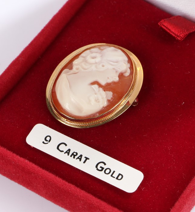 9 carat gold cameo brooch, with a carved profile bust, 3.2g