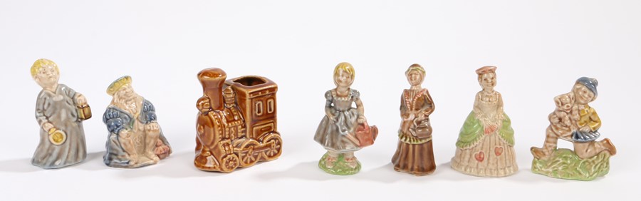 Wade Whimsies figures, to include examples of a ladies and gentlemen, and a train (7)
