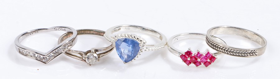 Five silver and coloured paste set rings, various sizes and styles, to include a blue triangular