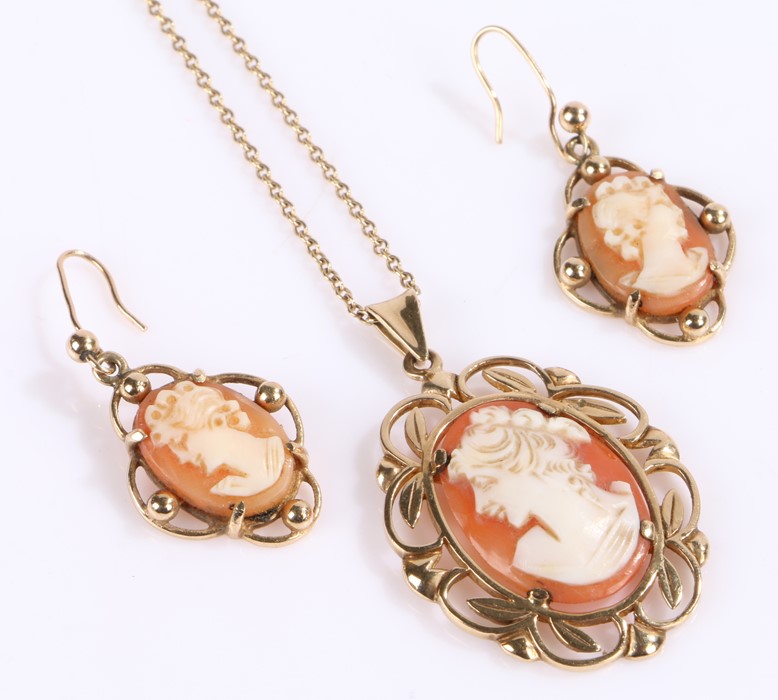 9 carat gold cameo necklace and earrings, 10g (3)No visible condition issues