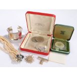 Jewellery, to include a 9 carat gold chain 1.2 grams, a star brooch, a necklace, bracelet, brooch, a