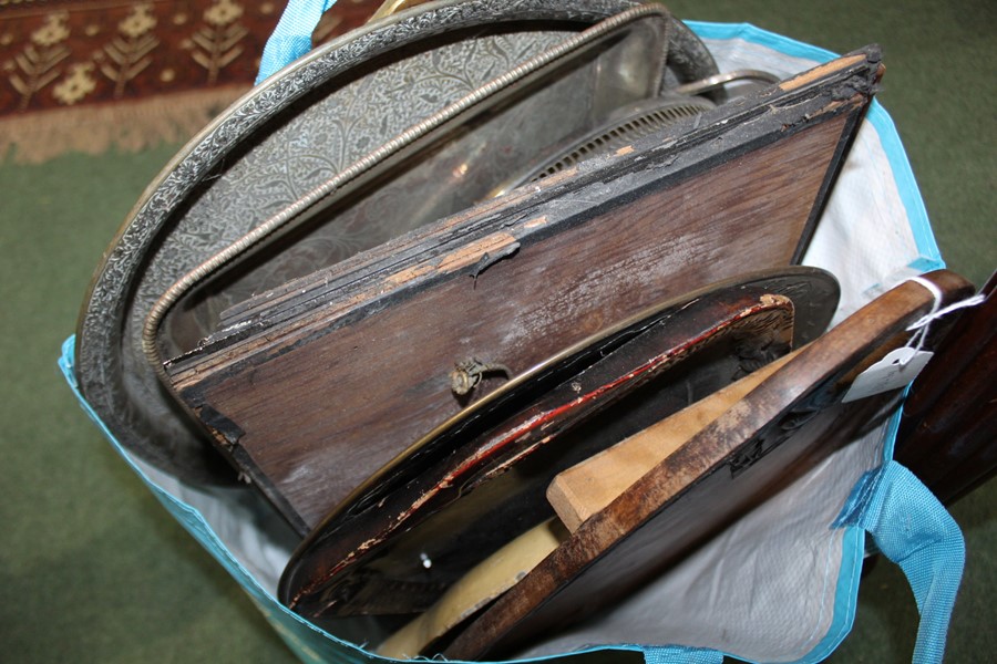 Collection of trays, to include wooden, plated and brass examples (qty)