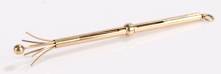 9 carat gold swizzle stick, assayed Birmingham, the slender stock with a sliding collar revealing