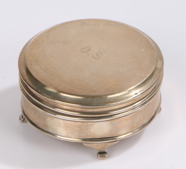 George V silver dressing table box, Birmingham 1918, maker Deakin & Francis, the circular box with