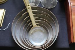 Graduated set of seven copper and brass frying pans (7)