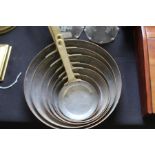 Graduated set of seven copper and brass frying pans (7)