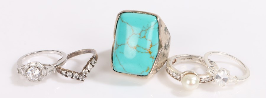 Five silver and coloured paste set rings, various sizes and styles, to include a turquoise