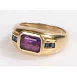 9 carat gold ring set with a central amethyst flanked by four sapphires, ring size K1/2, 3.7g