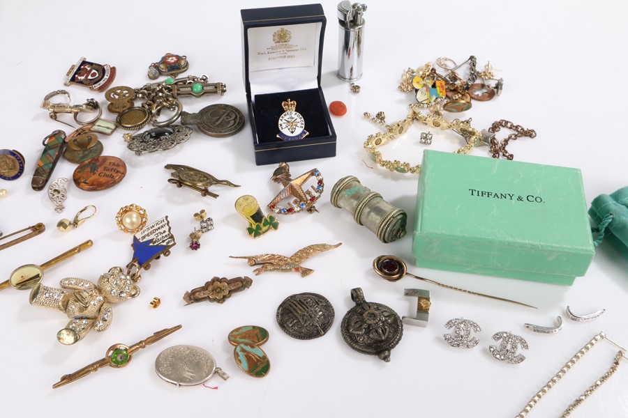 Costume jewellery, to include festival of Britain 1951 brooch, silver sweetheart brooch with central