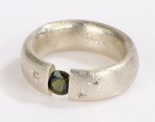 Silver ring with central green stone, ring size L, 12.3g